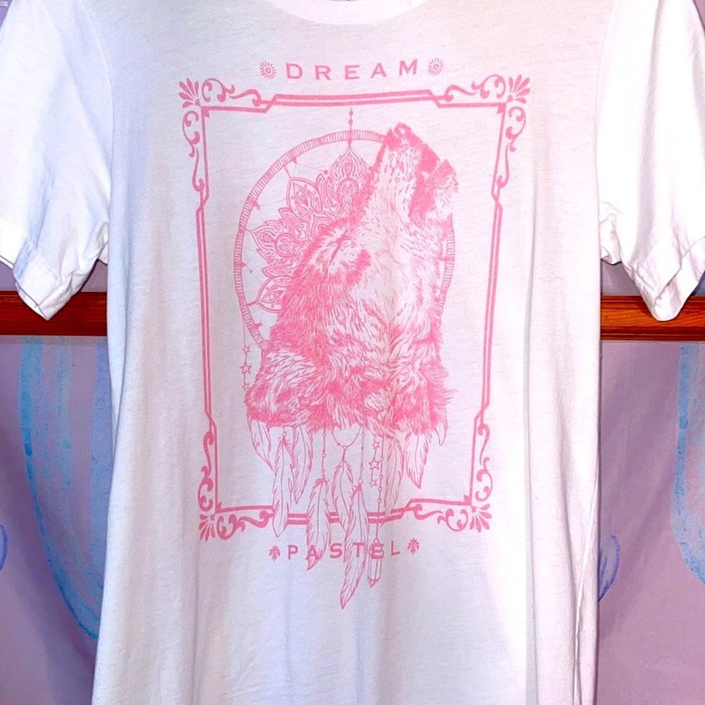 pink wolf / dream catcher graphic tee